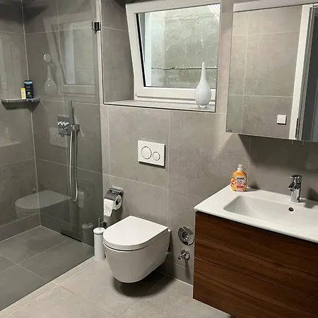 Modernes 2-zi -apartment In Wlan Kueche Und Waschmaschine Apartmán *