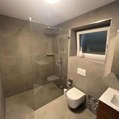 Modernes 2-zi -apartment In Wlan Kueche Und Waschmaschine 아파트 *